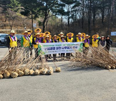 제천시자원봉사센터·(주)케이팩, 국립제천치유의숲서 약용수 심으며 탄소중립 실천
