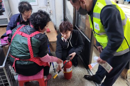 안전보안관 및 공무원 등 50명 동문시장에서 소화기사용법 교육