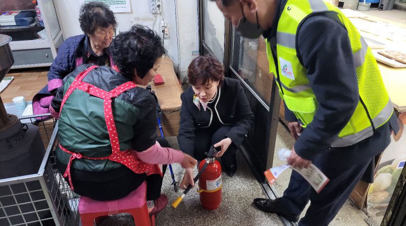 안전보안관 및 공무원 등 50명 동문시장에서 소화기사용법 교육