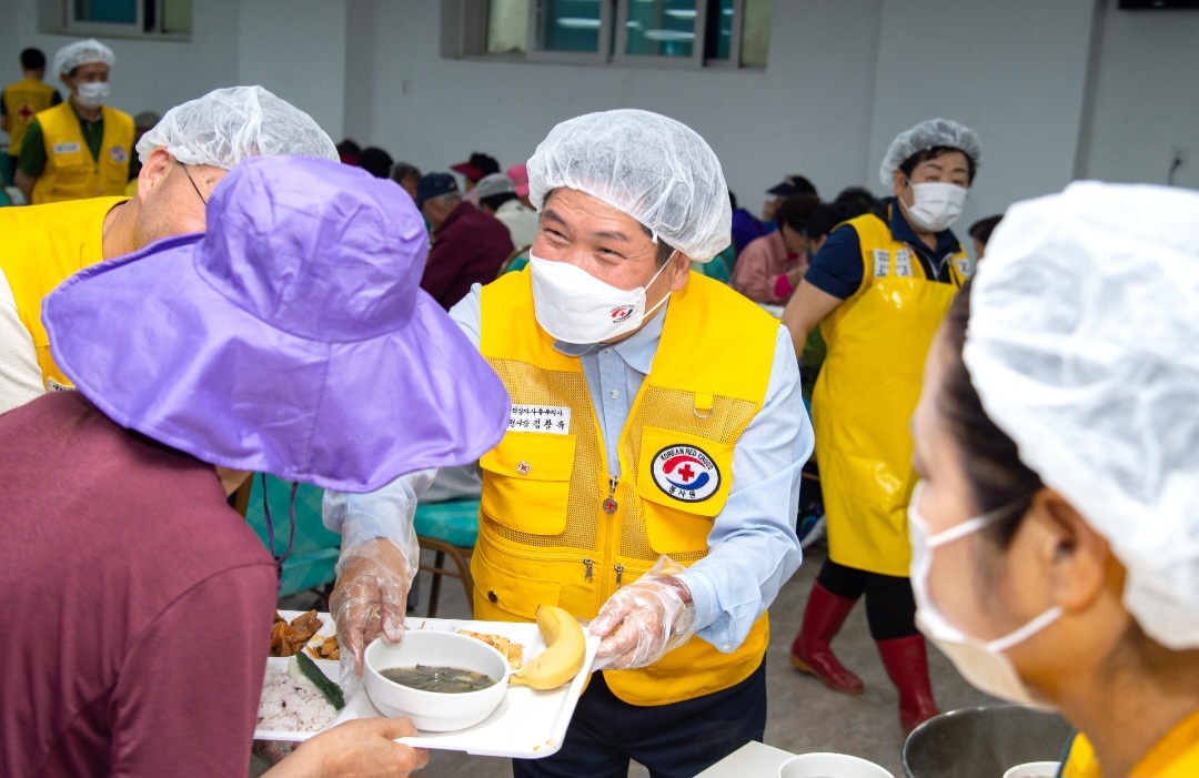 김창규 제천시장, 대한적십자사봉사회 제천지구협의회 따뜻한 배식 봉사 참여