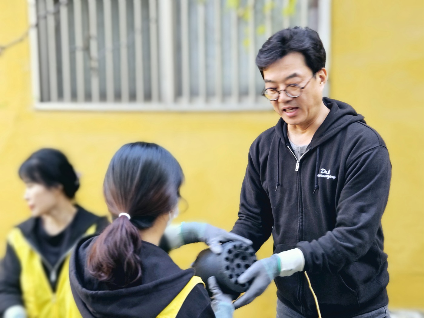 강중식 신경외과, 10년째 따뜻한 사랑담아 연탄 배달 '훈훈'... 올해부터 난방유도 지원