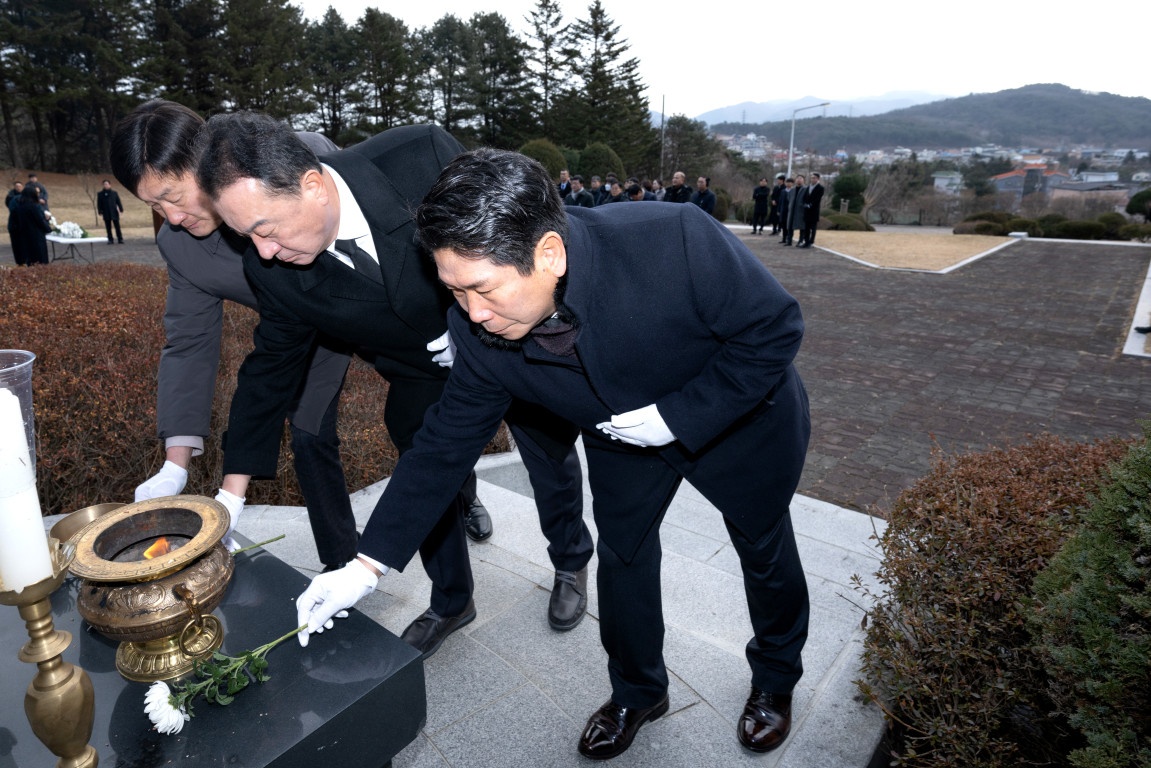 제천시, 을사년 새해 충혼탑 참배