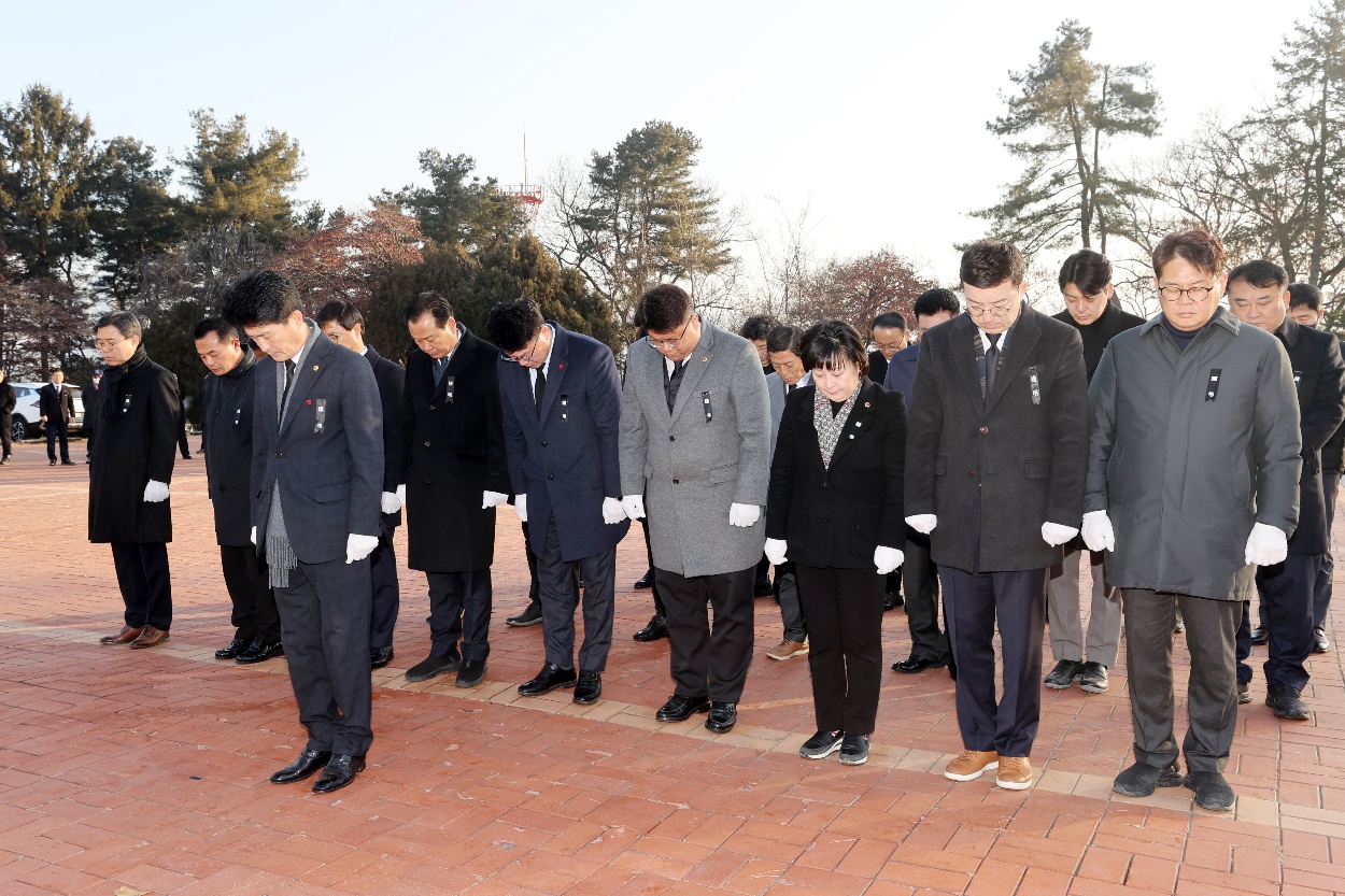 충북도의회, 충혼탑 참배와 시무식으로 을사년 시작