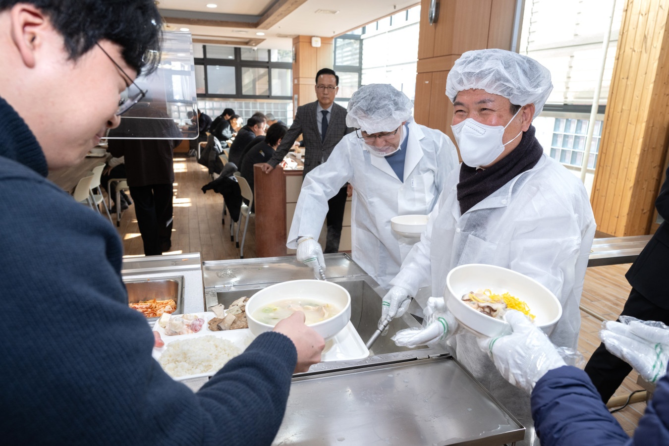 김창규 제천시장, 구내식당 설 명절맞이 떡만둣국 배식으로 직원격려