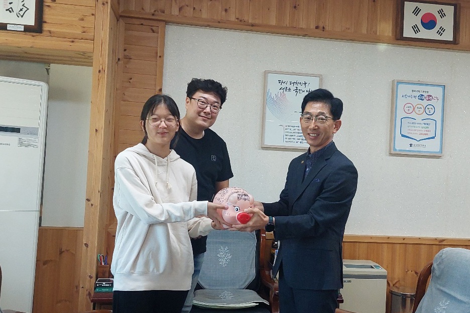 의림여중, 3학년 김채빈 학생 초등학교 때부터 모아온 돼지저금통을 학교발전기금으로 기부